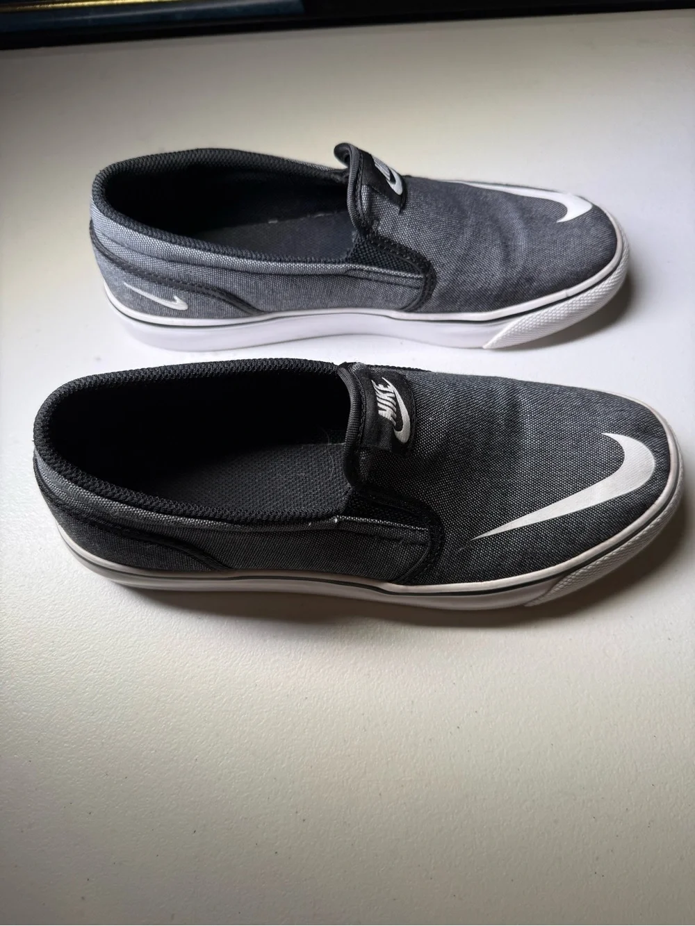 Nike Toki Men’s 7.5/Women’s 8.5 Black Canvas Slip-On Sneakers with White Swoosh